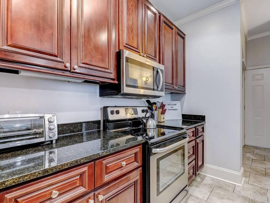 Historic Savannah Gold Private Condo With Pool - 2Bed, 1&Half Bath, Sleeps 6, 1St Floor, 15 Min Walk To Historic Savannah Center And All Attractions エクステリア 写真