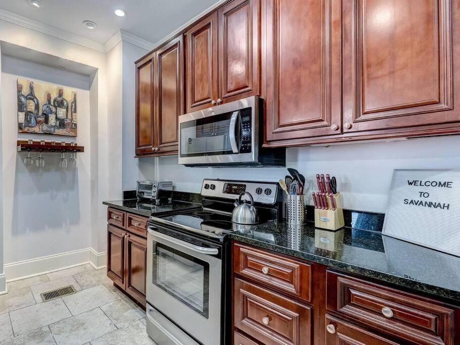 Historic Savannah Gold Private Condo With Pool - 2Bed, 1&Half Bath, Sleeps 6, 1St Floor, 15 Min Walk To Historic Savannah Center And All Attractions エクステリア 写真