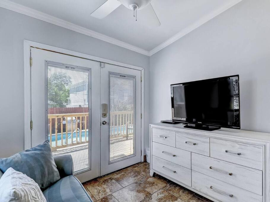 Historic Savannah Gold Private Condo With Pool - 2Bed, 1&Half Bath, Sleeps 6, 1St Floor, 15 Min Walk To Historic Savannah Center And All Attractions エクステリア 写真