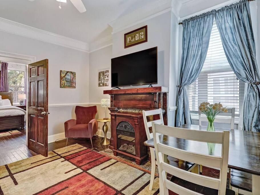 Historic Savannah Gold Private Condo With Pool - 2Bed, 1&Half Bath, Sleeps 6, 1St Floor, 15 Min Walk To Historic Savannah Center And All Attractions エクステリア 写真