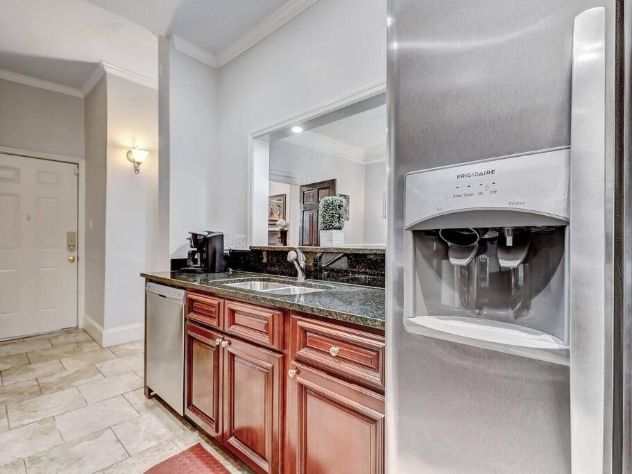 Historic Savannah Gold Private Condo With Pool - 2Bed, 1&Half Bath, Sleeps 6, 1St Floor, 15 Min Walk To Historic Savannah Center And All Attractions エクステリア 写真
